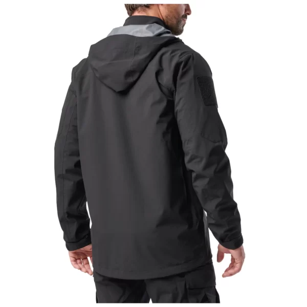 Куртка тактична штормова force rain shell jacket від 5.11 Tactical, колір - Чорний (фото ззаду)