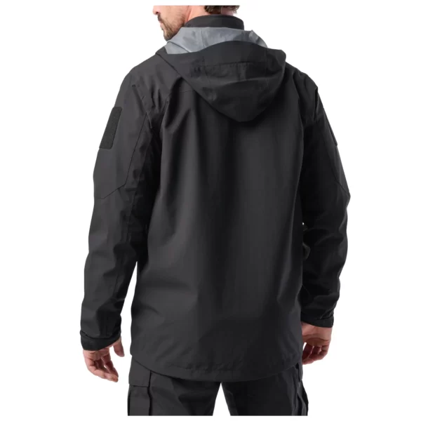 Куртка тактична штормова force rain shell jacket від 5.11 Tactical, колір - Чорний (фото ззаду)